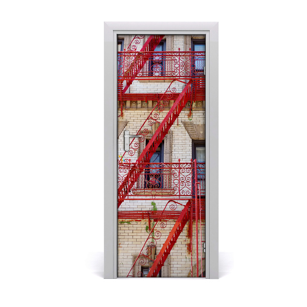 Adesivo em porta casa de cortiço italiana