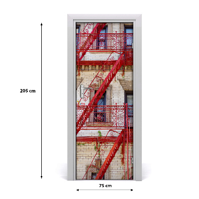 Adesivo em porta casa de cortiço italiana