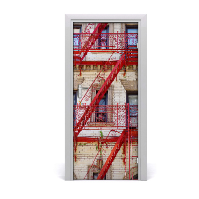 Adesivo em porta casa de cortiço italiana