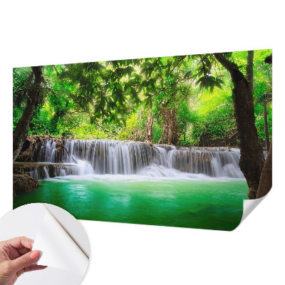 Autocolante de parede fotográfico com imagem de uma cachoeira na floresta
