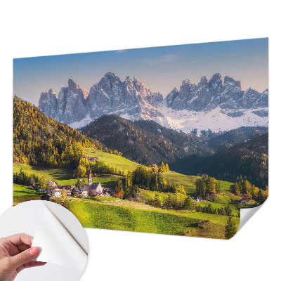Papel de parede infantil com estampa de paisagem montanhosa