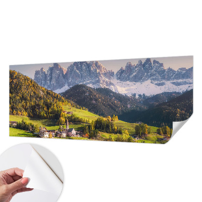 Papel de parede infantil com estampa de paisagem montanhosa