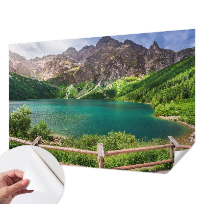Papel de parede infantil com estampa de paisagem montanhosa
