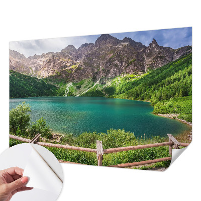 Papel de parede infantil com estampa de paisagem montanhosa