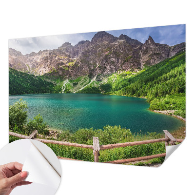 Papel de parede infantil com estampa de paisagem montanhosa
