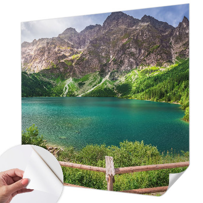 Papel de parede infantil com estampa de paisagem montanhosa