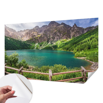 Papel de parede infantil com estampa de paisagem montanhosa