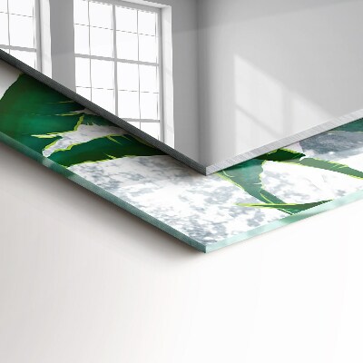 Espelho com moldura decorada As folhas verdes da planta