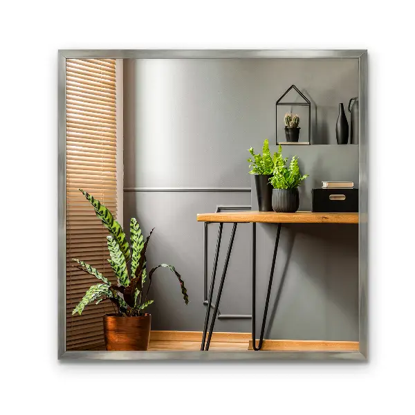 Espelho com moldura prateada com design decorativo