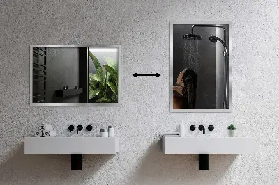 Espelho com moldura prateada com design decorativo
