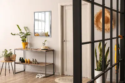 Espelho com moldura prateada com design decorativo