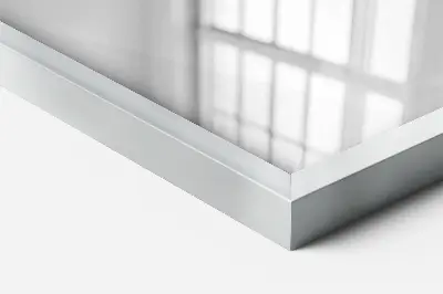 Espelho com moldura prateada com design decorativo