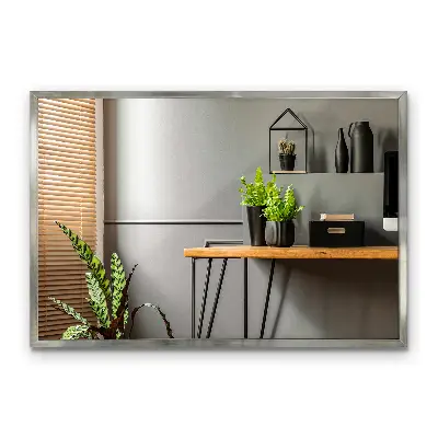 Espelho com moldura prateada com design decorativo