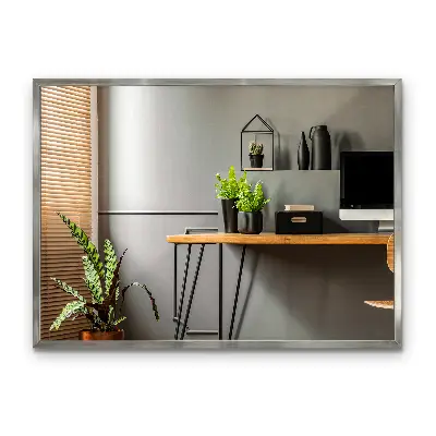 Espelho com moldura prateada com design decorativo