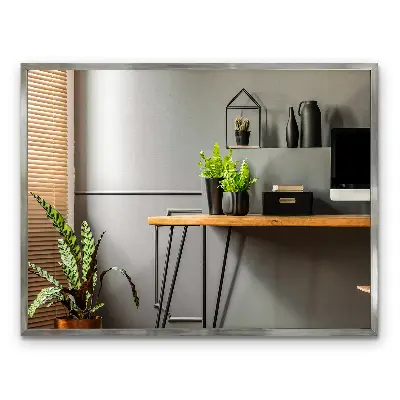 Espelho com moldura prateada com design decorativo