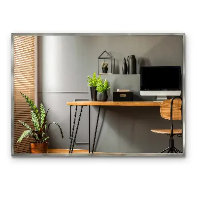 Espelho com moldura prateada com design decorativo