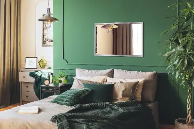 Espelho com moldura prateada com design decorativo