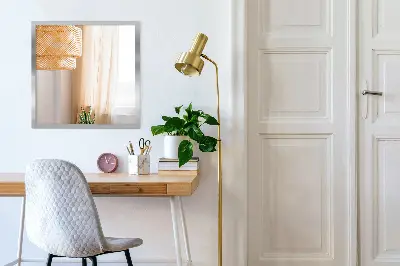 Espelho com moldura prateada com design decorativo