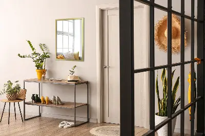 Espelho com moldura dourada de parede