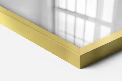 Espelho com moldura dourada de parede