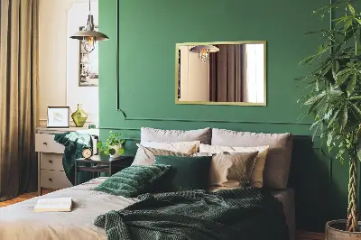 Espelho com moldura dourada de parede