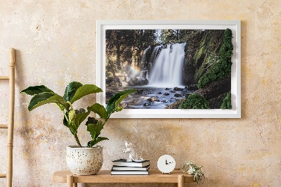 Quadro de musgo Uma cachoeira cercada por árvores
