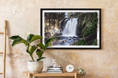 Quadro de musgo Uma cachoeira cercada por árvores