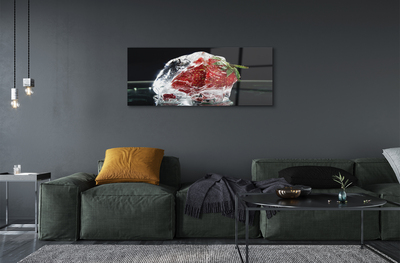 Quadro de vidro Morango em um cubo de gelo