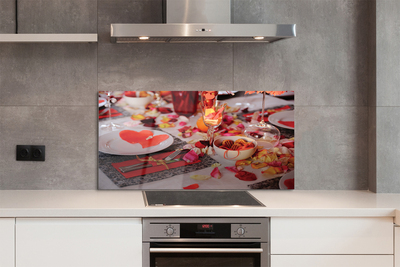 Painel de vidro Copos de jantar com pétalas de rosa e corações