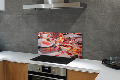 Painel de vidro Copos de jantar com pétalas de rosa e corações