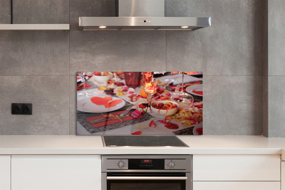 Painel de vidro Copos de jantar com pétalas de rosa e corações