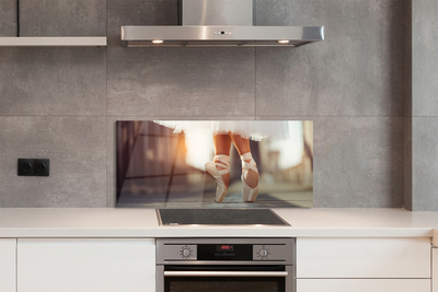 Painel de vidro Pernas femininas com sapatilhas de balé brancas