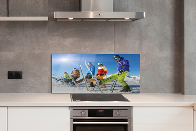 Painel de vidro Esquiadores nas montanhas de inverno