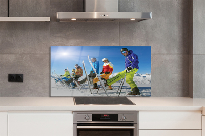 Painel de vidro Esquiadores nas montanhas de inverno