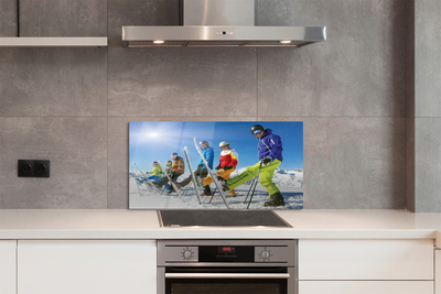 Painel de vidro Esquiadores nas montanhas de inverno