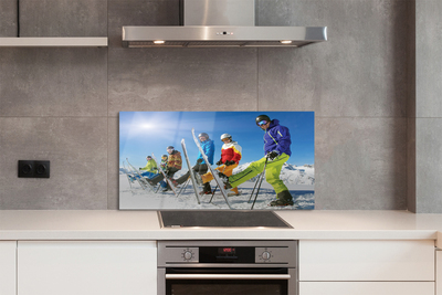 Painel de vidro Esquiadores nas montanhas de inverno