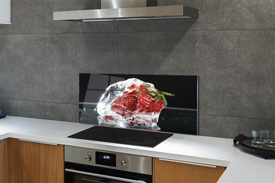 Painel de vidro Morango em um cubo de gelo