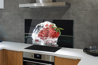 Painel de vidro Morango em um cubo de gelo