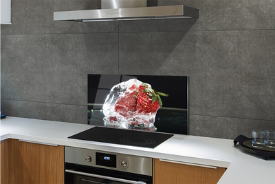 Painel de vidro Morango em um cubo de gelo