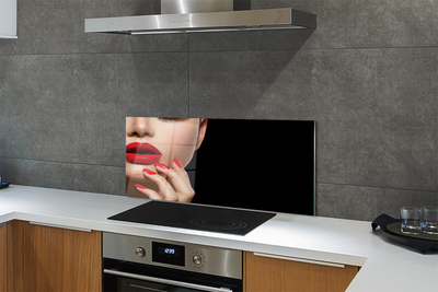 Painel de vidro Mulher com lábios e unhas vermelhas