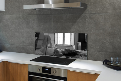 Painel de vidro Uma mulher deitada e olhando pela janela