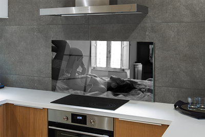 Painel de vidro Uma mulher deitada e olhando pela janela