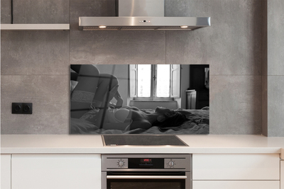 Painel de vidro Uma mulher deitada e olhando pela janela