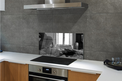 Painel de vidro Uma mulher deitada e olhando pela janela