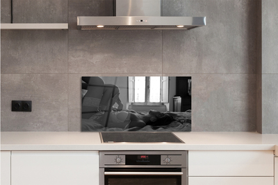 Painel de vidro Uma mulher deitada e olhando pela janela