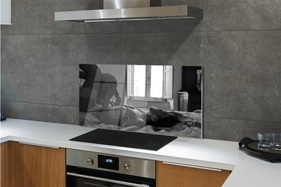 Painel de vidro Uma mulher deitada e olhando pela janela