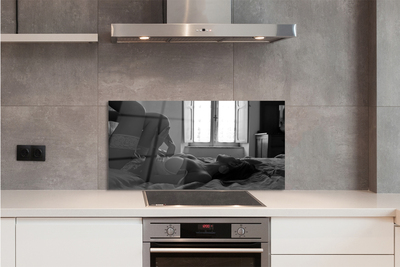 Painel de vidro Uma mulher deitada e olhando pela janela