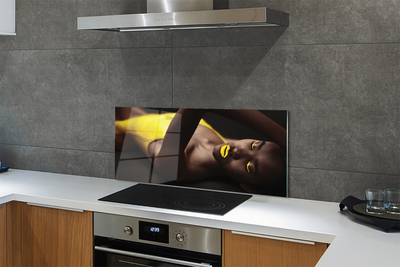 Painel de vidro Mulher com lábios amarelos