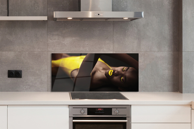 Painel de vidro Mulher com lábios amarelos