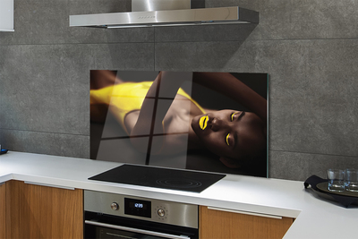 Painel de vidro Mulher com lábios amarelos